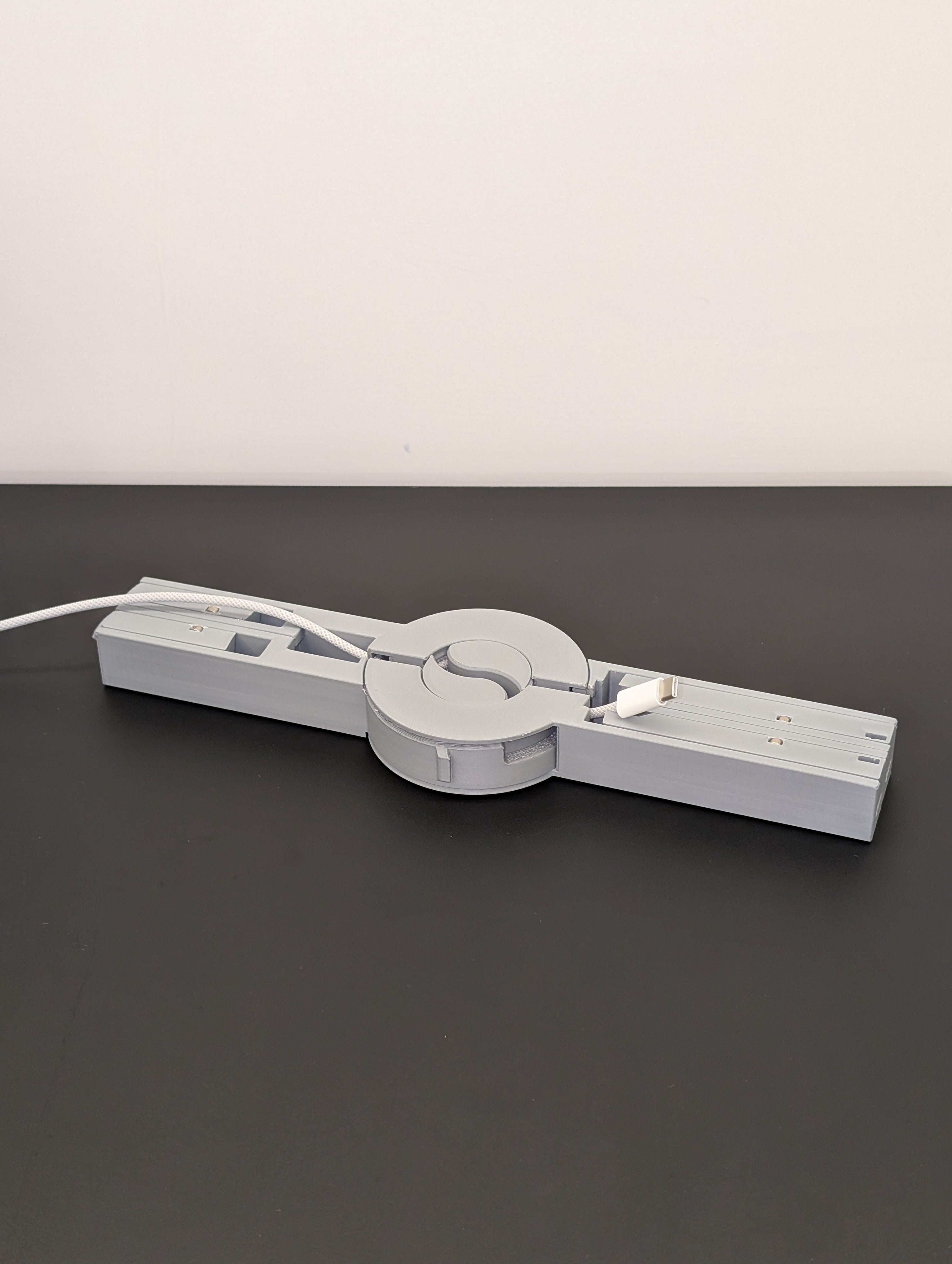 FlatStand, supporto laptop pieghevole con avvolgicavo integrato