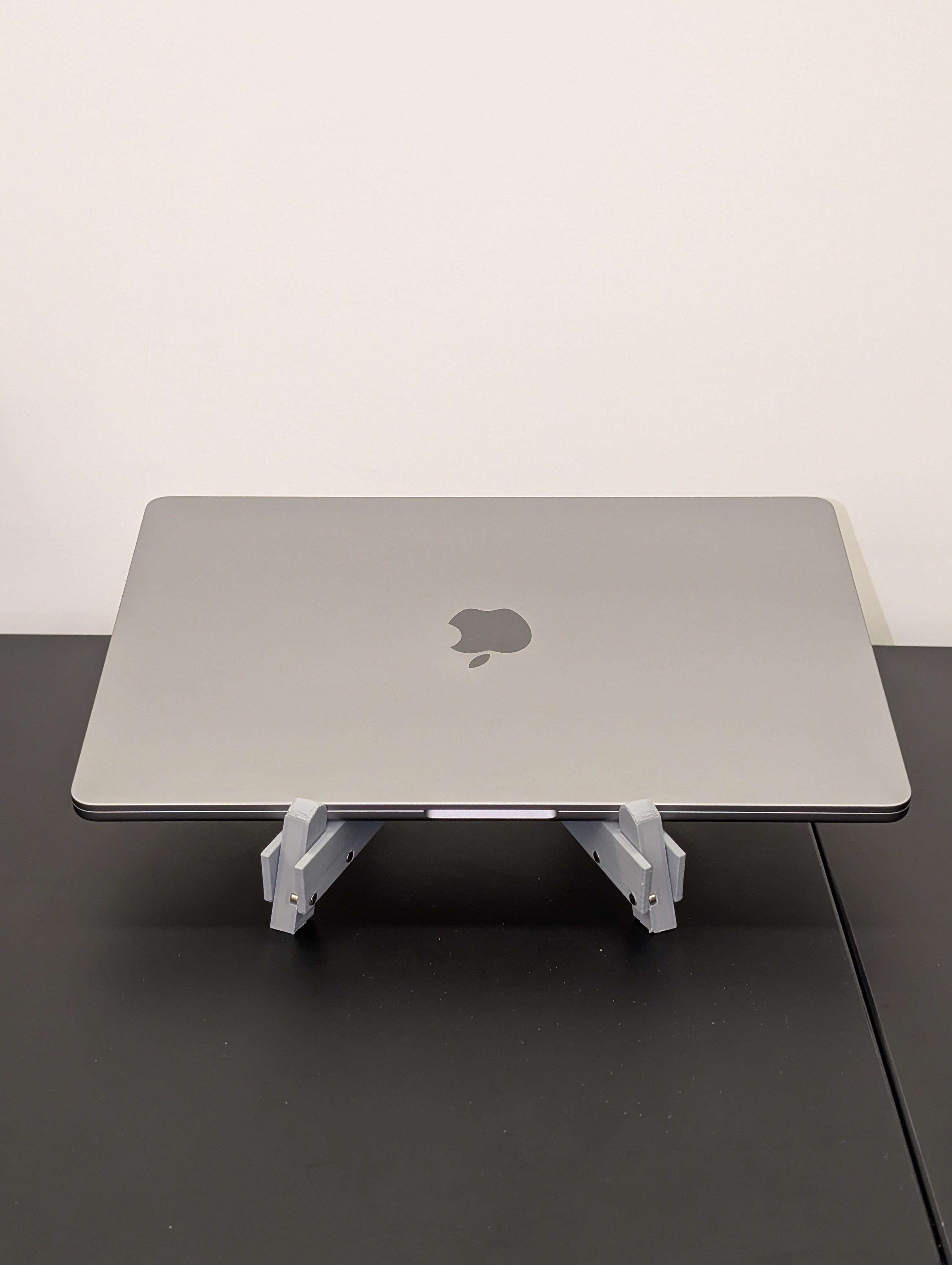 FlatStand, supporto laptop pieghevole con avvolgicavo integrato