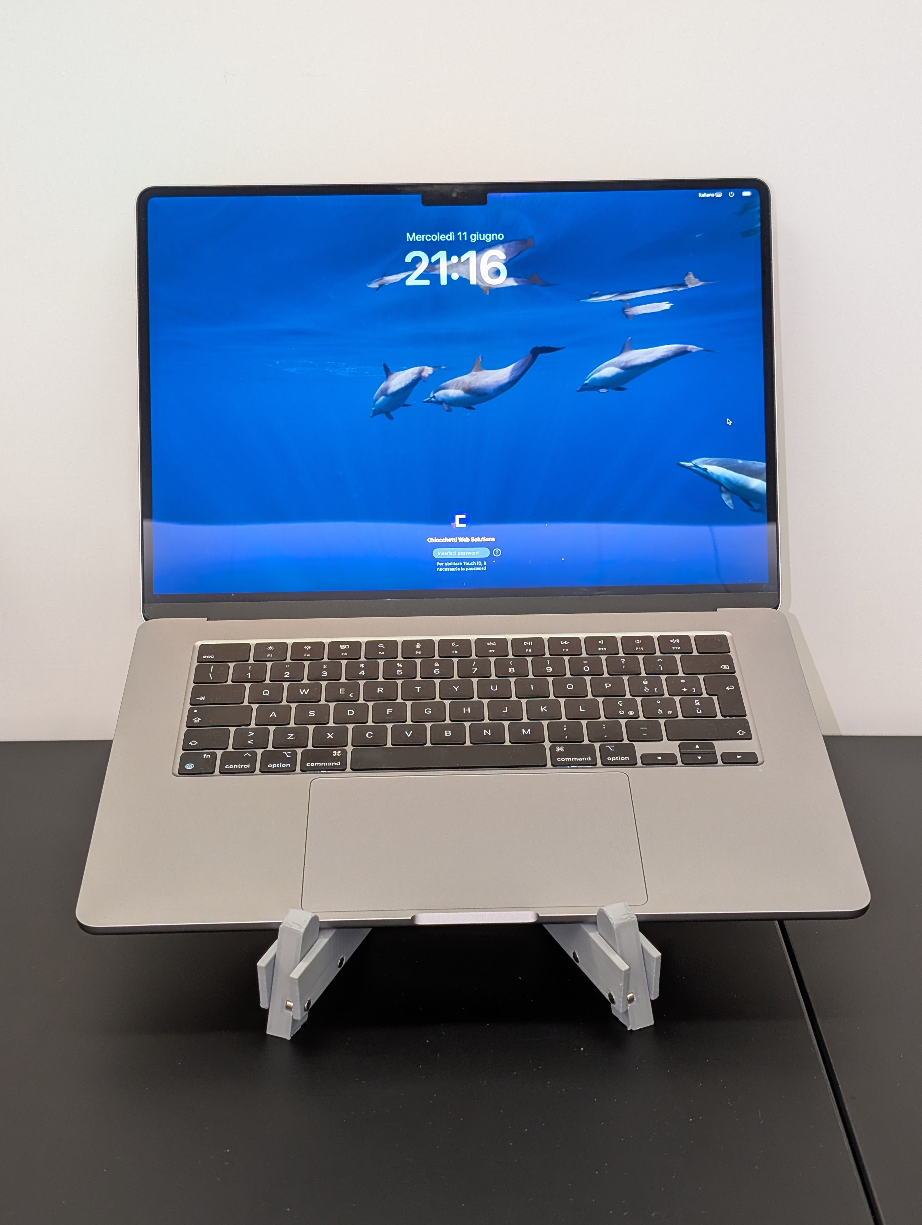 FlatStand, supporto laptop pieghevole con avvolgicavo integrato