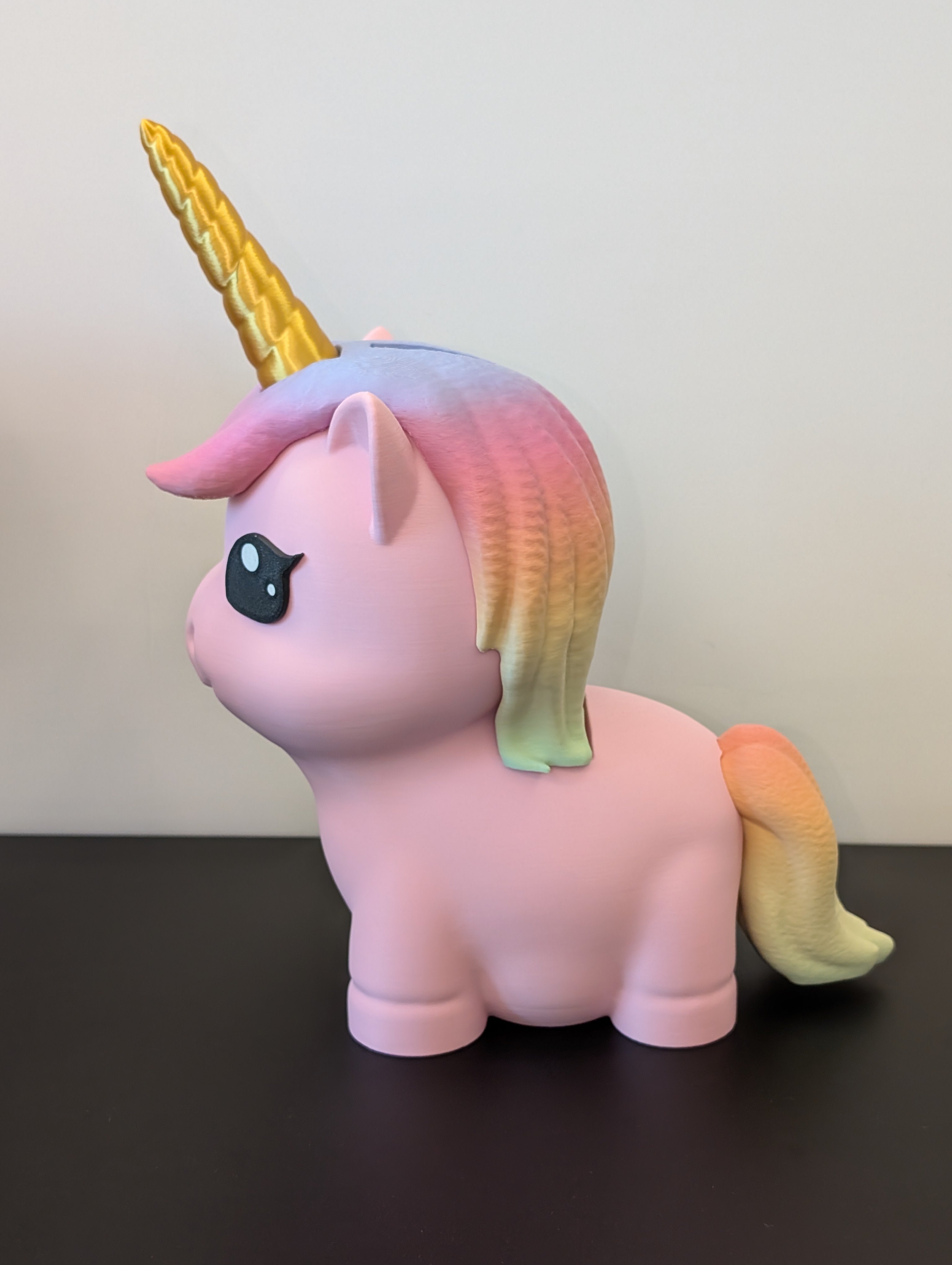 Nixie, l’unicorno arcobaleno che custodisce i tuoi risparmi