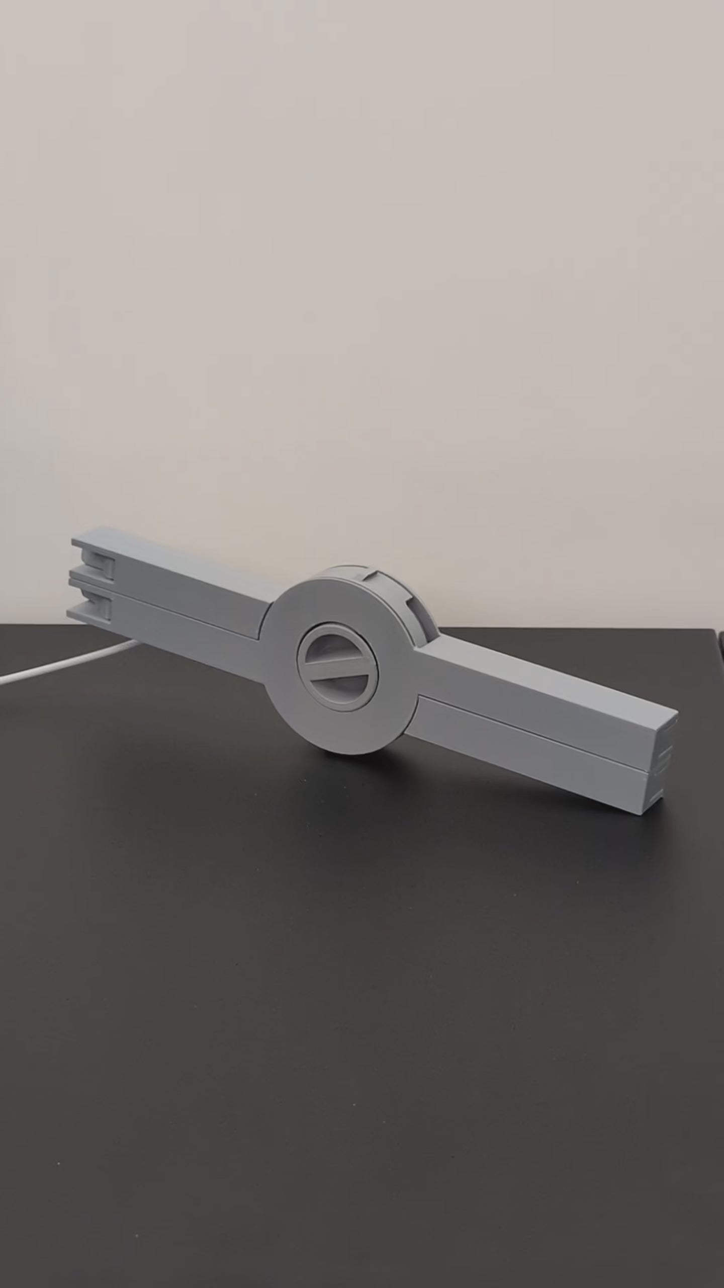 FlatStand, supporto laptop pieghevole con avvolgicavo integrato